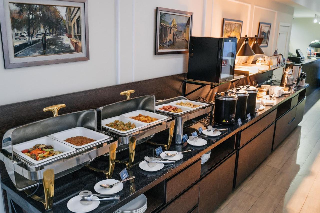 Ambassador Hotel Bisjkek Buitenkant foto