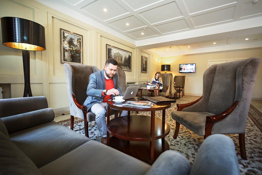 Ambassador Hotel Bisjkek Buitenkant foto